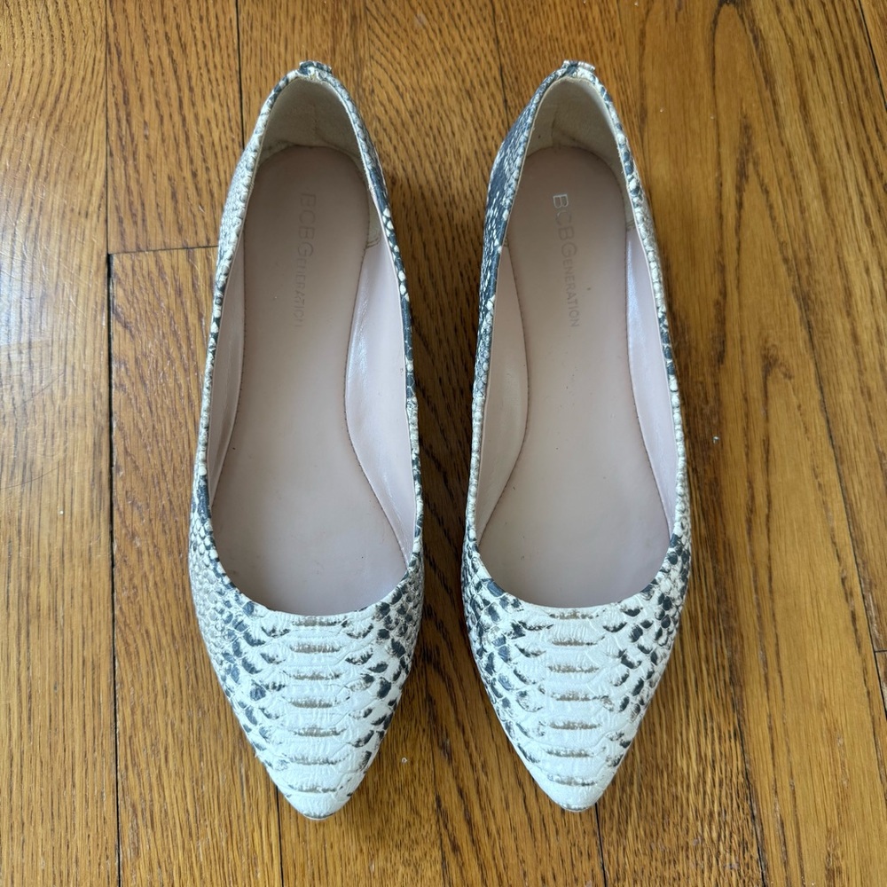 BCBGeneration Women's Snakeskin Flats - Black and Cream